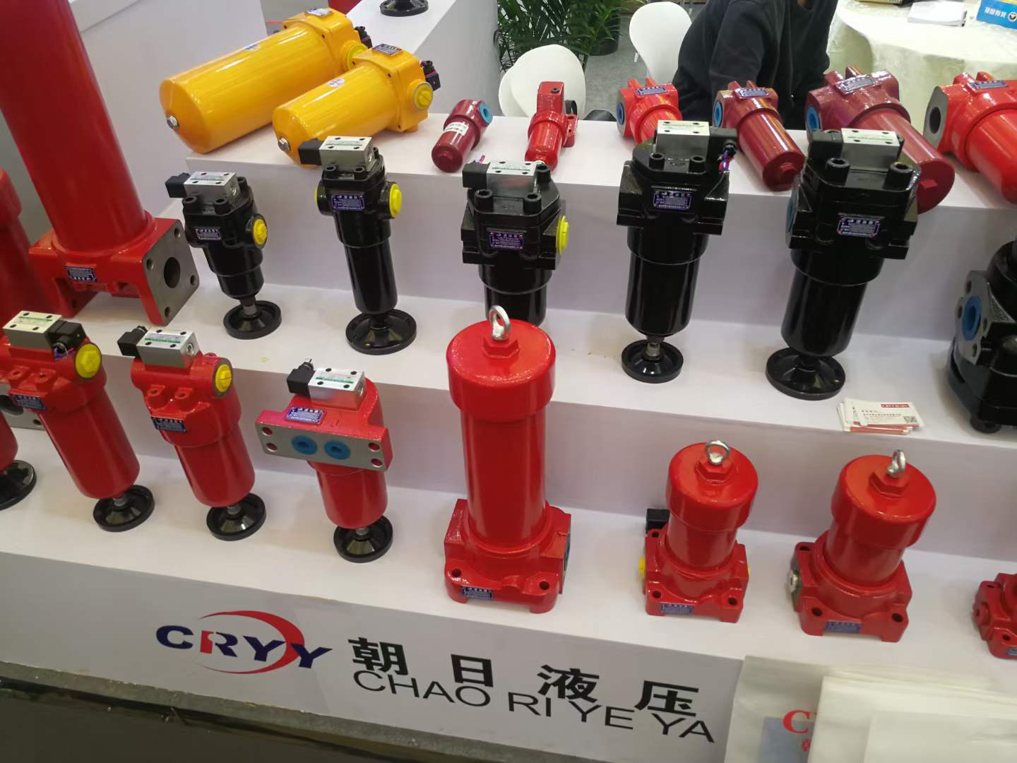 在液壓系統(tǒng)中，絕大多數(shù)的故障都是因為液壓油污染，油液中混入雜質(zhì)等原因?qū)е碌?。因此，控制好液壓系統(tǒng)中油液污染程度，就基本可以保證系統(tǒng)正常穩(wěn)定的運行。要防止液壓系統(tǒng)中油液污染，一方面要防止外部雜質(zhì)進(jìn)入液壓系統(tǒng)內(nèi)，另一方面選擇合適的液壓油過濾裝置，做好液壓油過濾。
